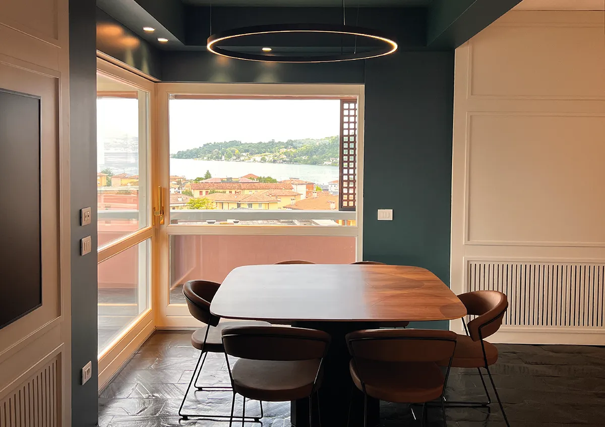 Indoor - Appartamento Toscolano Maderno - Zona Pranzo Chandelier - Luce Controcorrente Indoor - Appartamento Toscolano Maderno - Zona Pranzo Chandelier - Luce Controcorrente