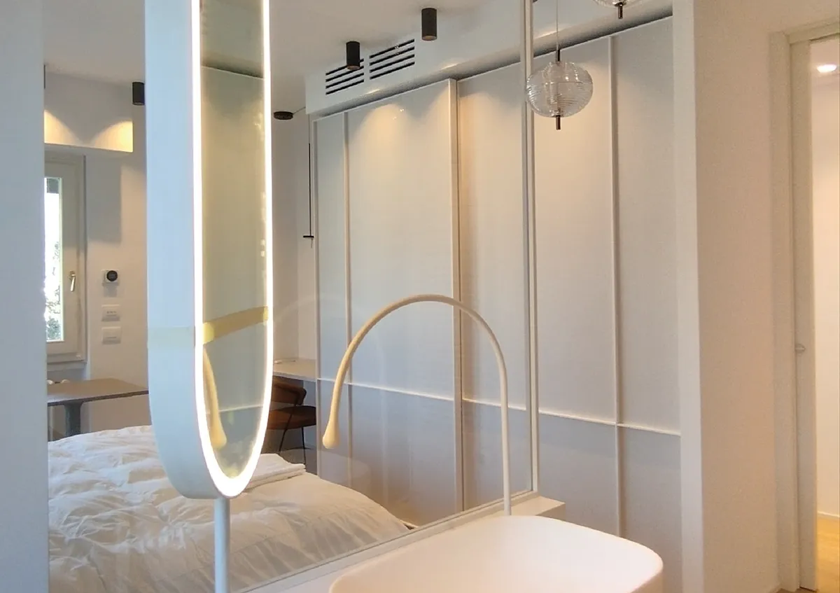 Indoor - Appartamento Toscolano Maderno - Illuminazione bagno specchio - Luce Controcorrente Indoor - Appartamento Toscolano Maderno - Illuminazione bagno specchio - Luce Controcorrente