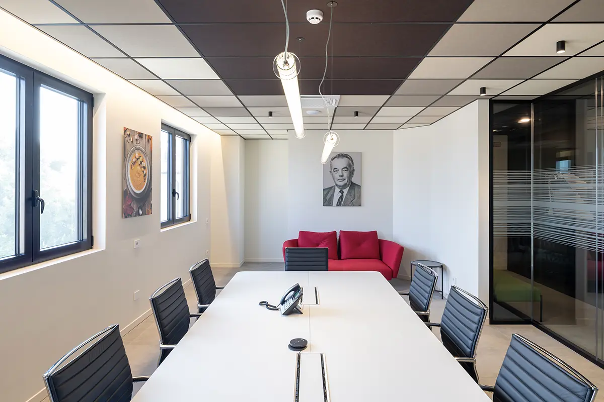Ambiente - Euroverde - Dettaglio ufficio con quadro - LuceControcorrente Ambiente - Euroverde - Dettaglio ufficio con quadro - LuceControcorrente