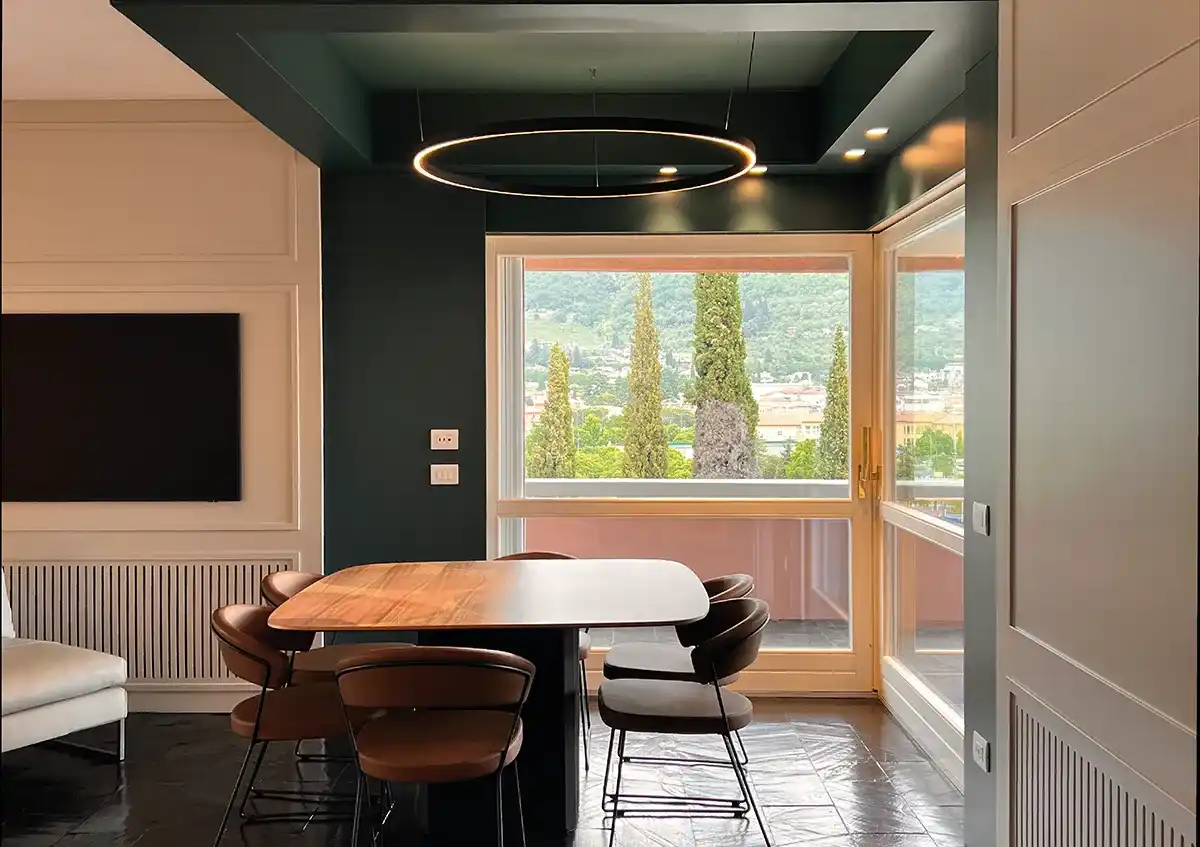 Indoor - Appartamento Toscolano Maderno - Zona Pranzo Chandelier Circolare - Luce Controcorrente Indoor - Appartamento Toscolano Maderno - Zona Pranzo Chandelier Circolare - Luce Controcorrente