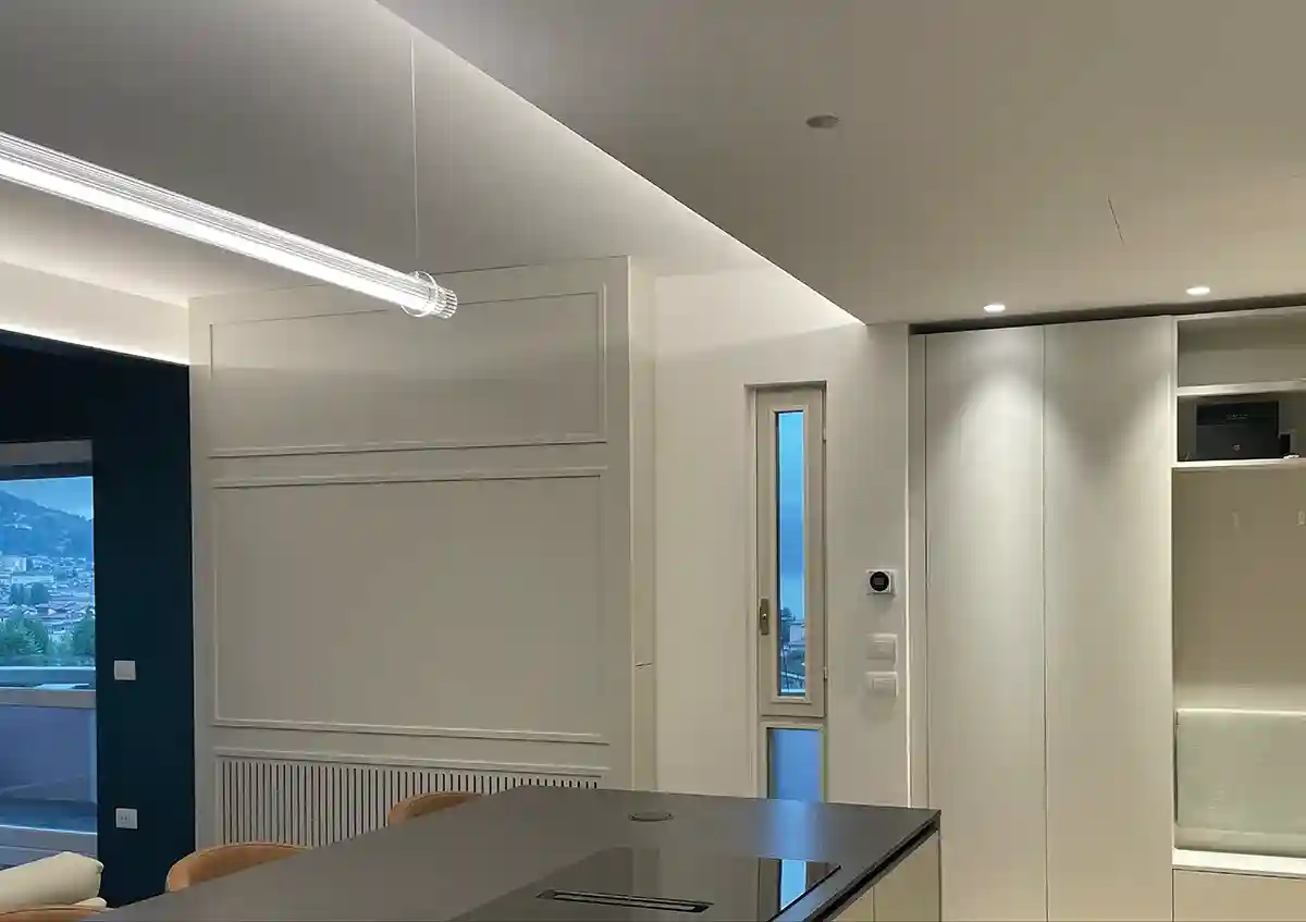 Indoor - Appartamento Toscolano Maderno - Zona Living e Cucina - Luce Controcorrente Indoor - Appartamento Toscolano Maderno - Zona Living e Cucina - Luce Controcorrente