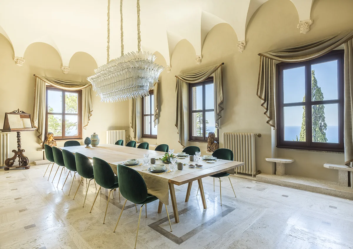 Villa Mostaccini - Interni - Sala da pranzo - Chandelier Olimpia - Luce Controcorrente Villa Mostaccini - Interni - Sala da pranzo - Chandelier Olimpia - Luce Controcorrente