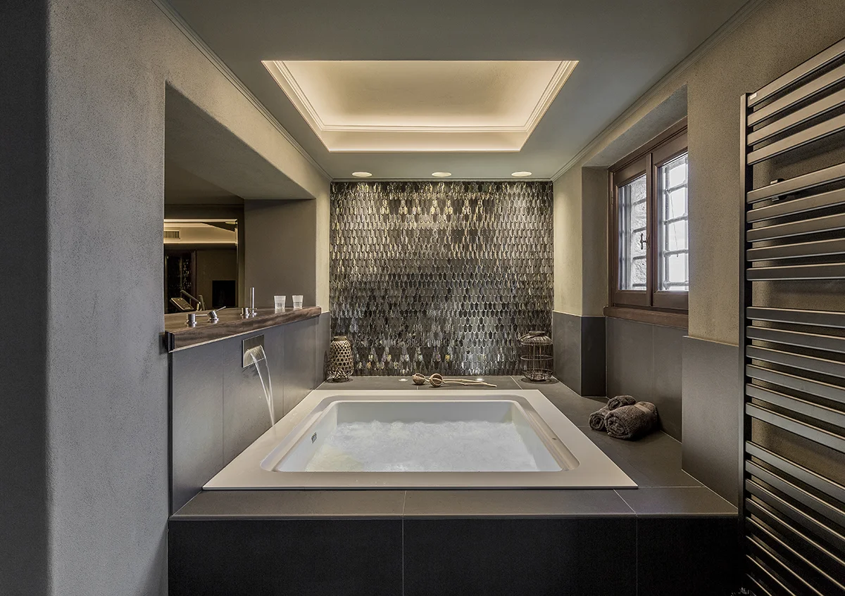 Villa Mostaccini - Interni - Bagno con vasca idromassaggio - Luce Controcorrente Villa Mostaccini - Interni - Bagno con vasca idromassaggio - Luce Controcorrente