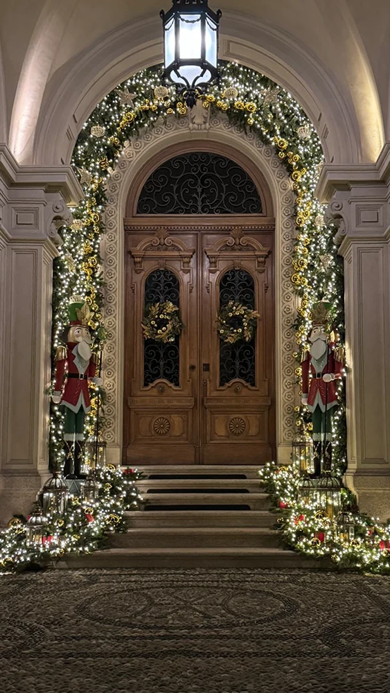 An Exclusive Christmas Experience: illuminazione della porta d'ingresso esterna - LuceControCorrente