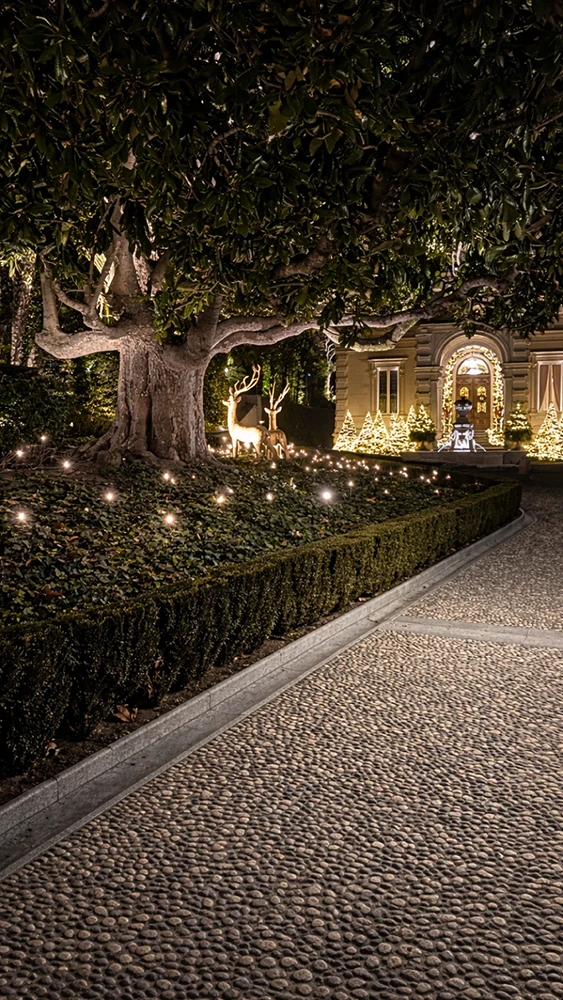 An Exclusive Christmas Experience: illuminazione esterni sentiero illuminato con lampioni - LuceControCorrente
