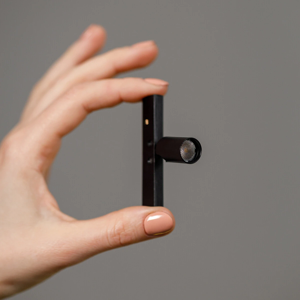 Spot Micro Dettaglio Binario Nano LuceControCorrente