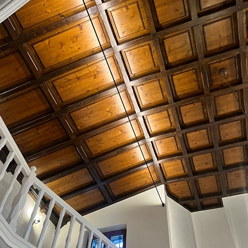 Tagliatella nera sul soffitto in legno: tesate e lampadari - LuceControCorrente