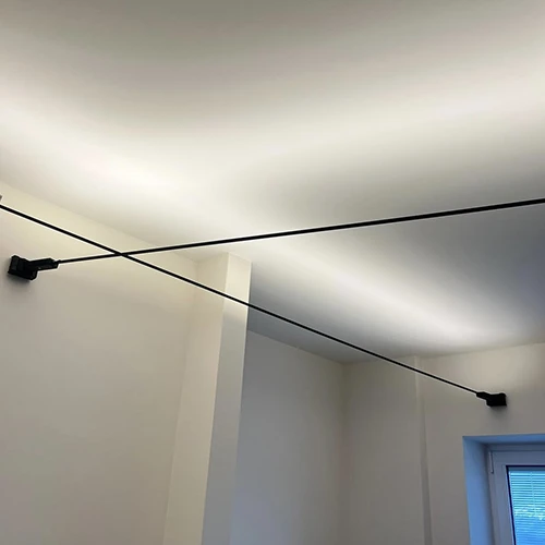 Tagliatella nera posata sul soffitto: tesate e lampadari - LuceControCorrente