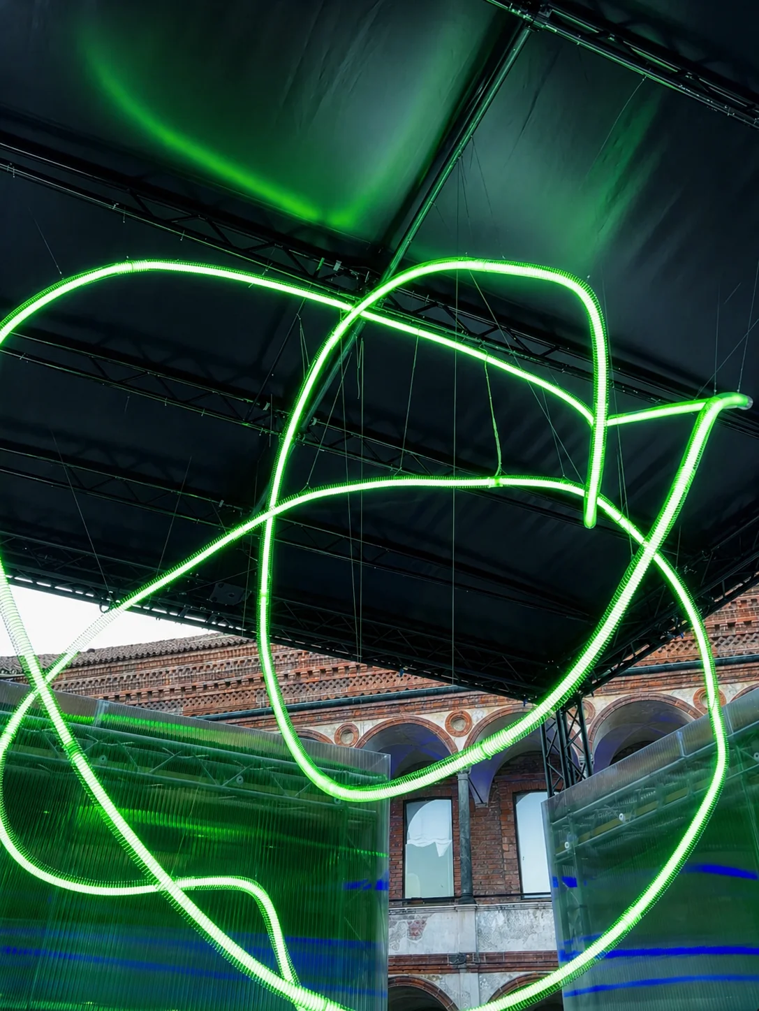 Infinity - Fuorisalone 2026 - Marco Nereo Rotelli - Illuminazione verde - Luce ControCorrente