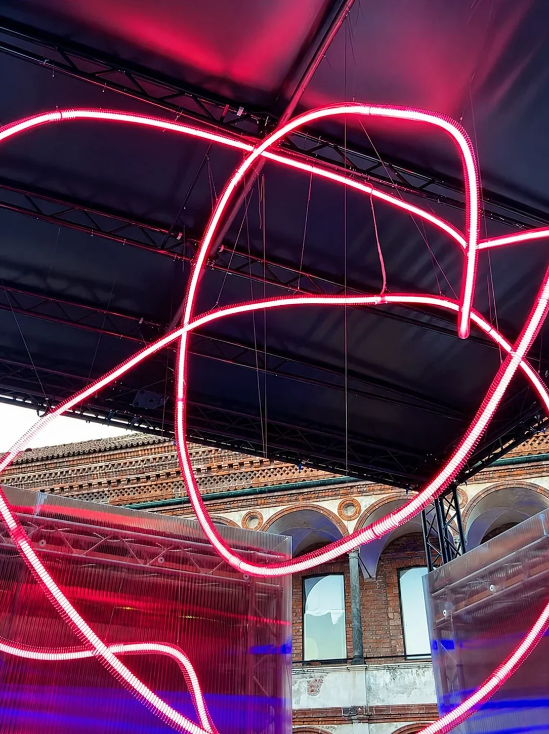 Infinity - Fuorisalone 2026 - Marco Nereo Rotelli - Illuminazione rosa - Luce ControCorrente
