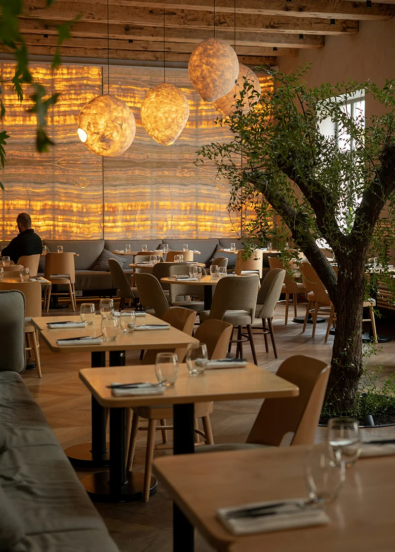 Sala di bistrot con applique, sospensioni piccole e luce indiretta - bistrot e trattorie contemporanee illuminazione ristorante bar lucecontrocorrente