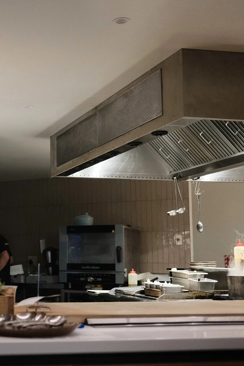 Cucina a vista con luce schermata sulle postazioni di lavoro - cucina e aree operative illuminazione ristorante bar lucecontrocorrente