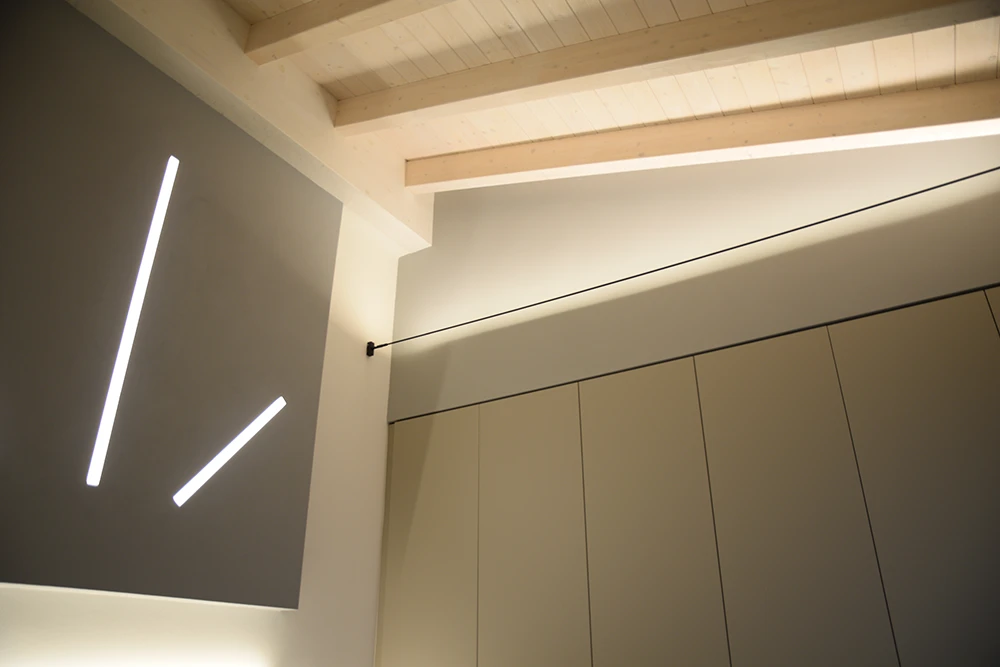 Dimmerabilità: la luce giusta in ogni momento - Illuminare un soffitto in travi in legno a vista - LuceControCorrente