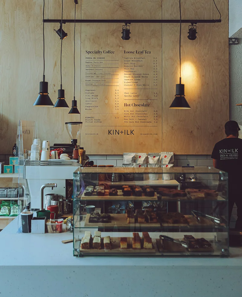 All-day café con luce sul banco e accenti orientabili sui tavoli - i nuovi all day cafe e soft fast casual illuminazione ristorante bar lucecontrocorrente