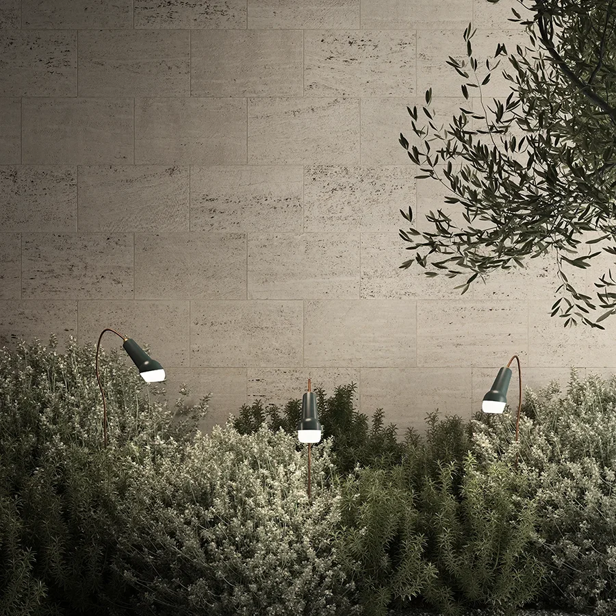 Lampade decorative nel verde: picchetti e micro-lanterne tra i cespugli - Luce ControCorrente