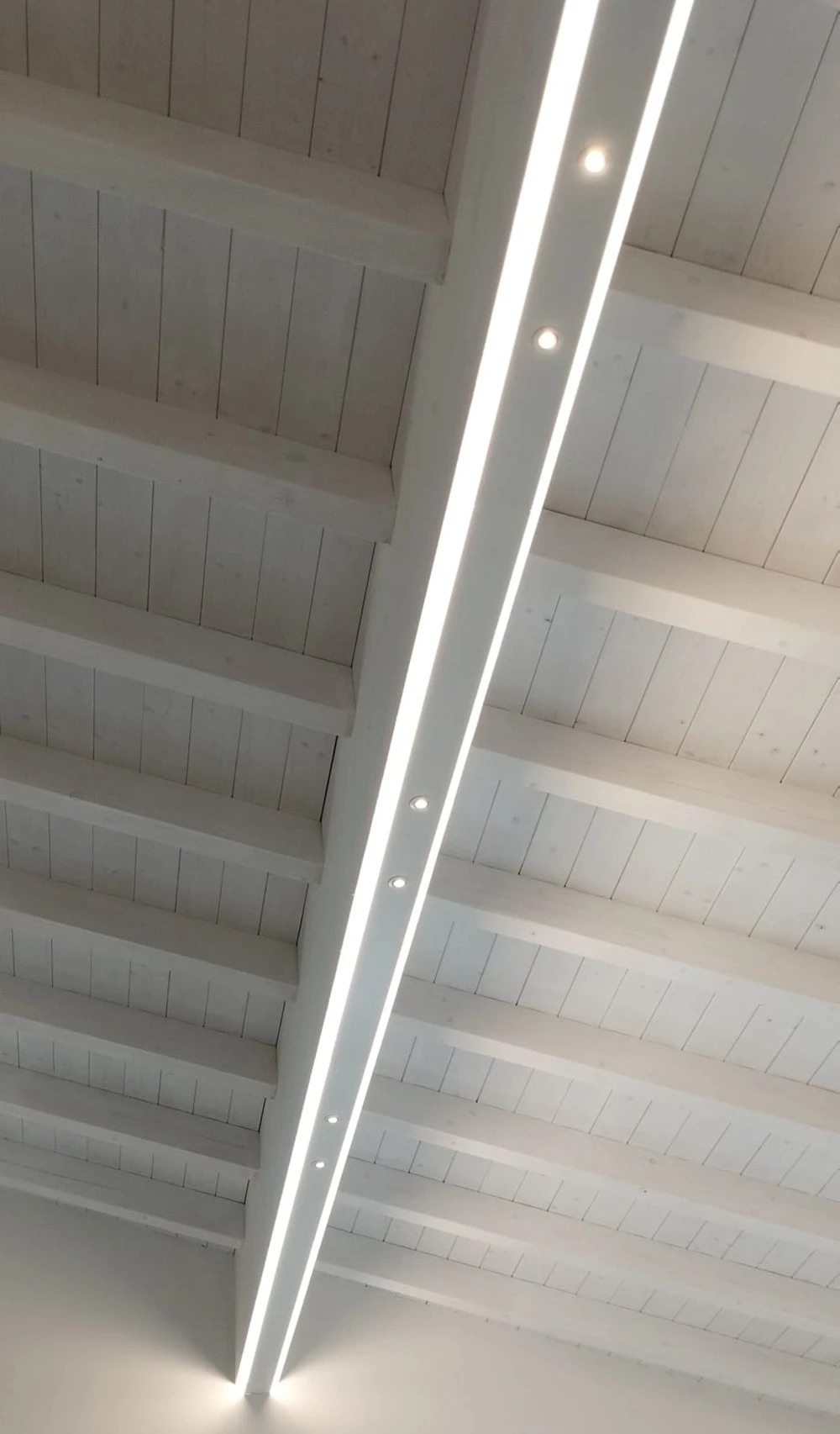 Illuminare soffitto con travi in legno: profili con faretti LED integrati - LuceControCorrente