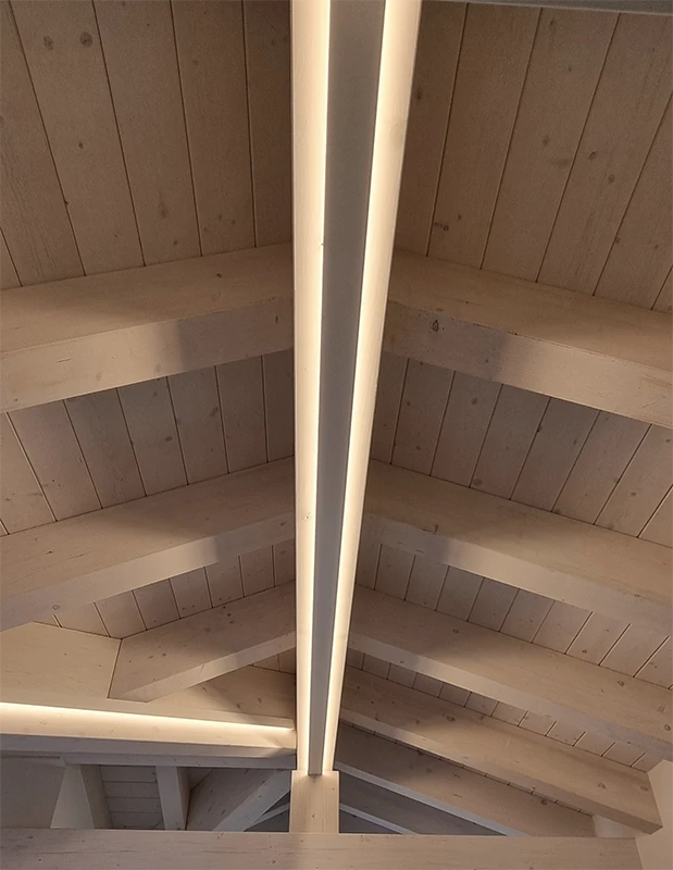 Illuminare soffitto con travi in legno: profilo LED Emotion di LuceControCorrente