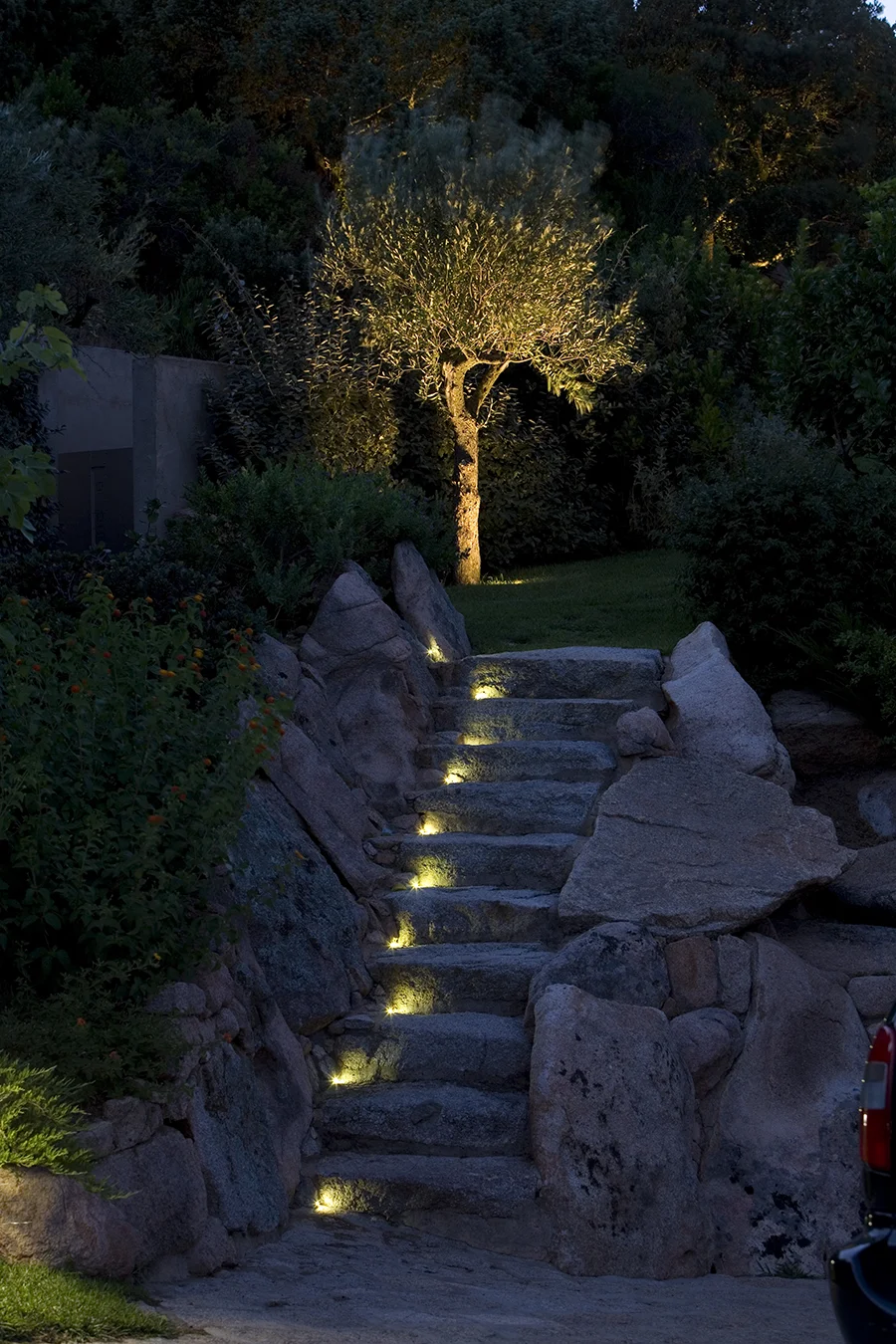 Illuminazione degli spazi esterni: giardini, terrazze e facciate - Illuminazione casa moderna - Lucecontrocorrente