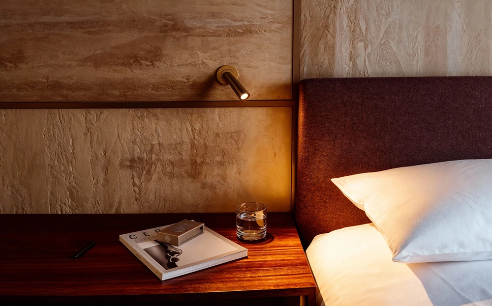 Ogni hotel ha un'identità. Anche la luce deve averla. - LuceControCorrente