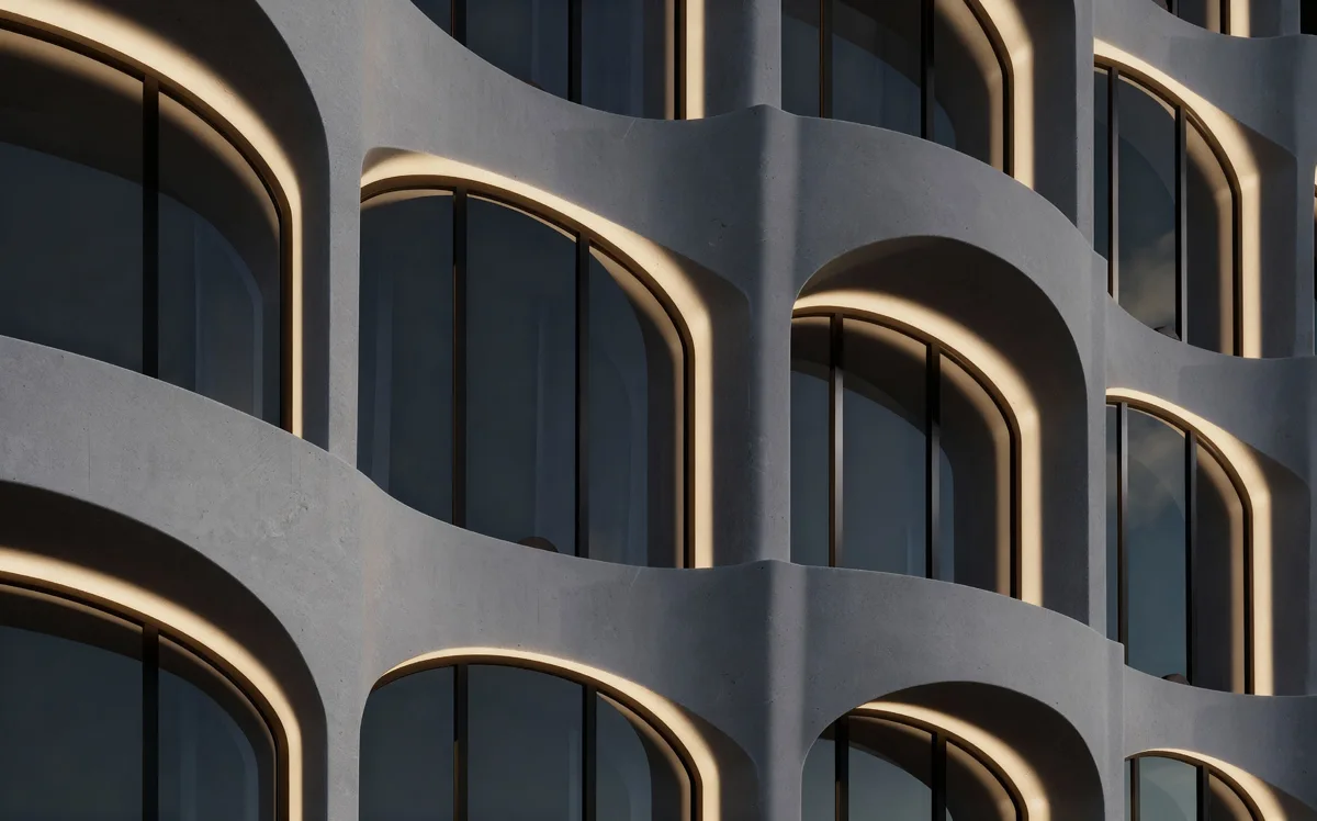 Verticalità, ritmo e linee luminose integrate nell'illuminazione facciate - LuceControCorrente
