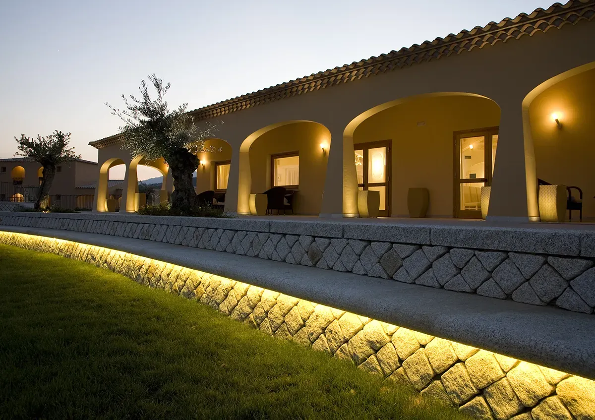 Illuminazione Hotel: esterna portico - LuceControCorrente