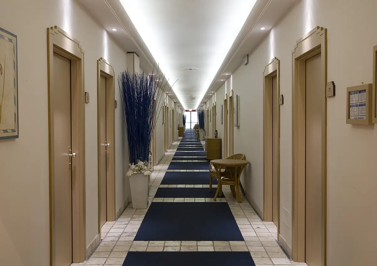 Illuminazione Hotel: riva del sole corridoio e camere - LuceControCorrente