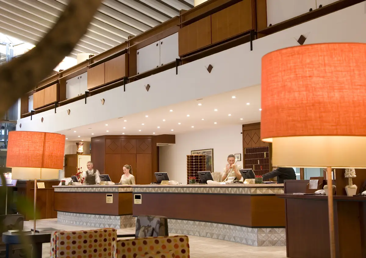 Illuminazione Hotel: riva del sole reception - LuceControCorrente