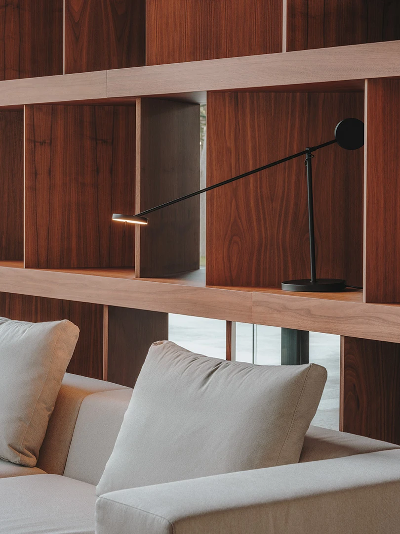 Lampade moderne per il salotto: come dare direzione alla luce - LuceControCorrente