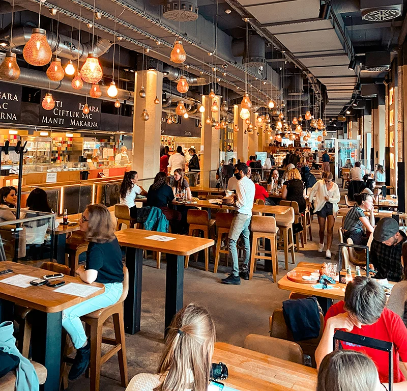 Ingresso, banco, tavoli e pareti di un locale a livelli di luce diversi - non solo tavoli costruire una gerarchia luminosa illuminazione ristorante bar lucecontrocorrente