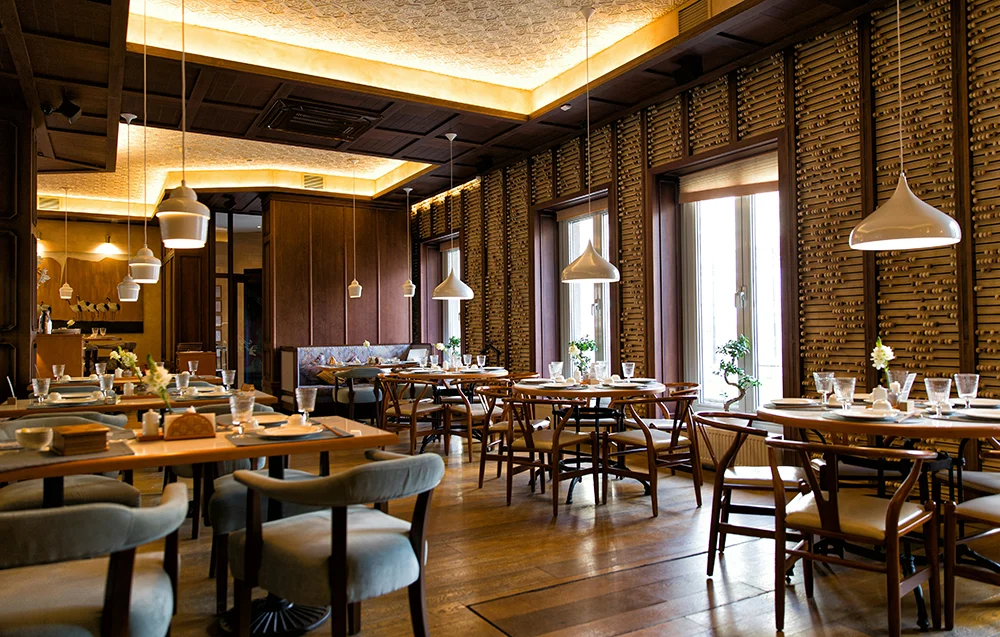 Pizzeria con forno a vista e luce lineare sul bancone di preparazione - pizzerie contemporanee e street food evoluto illuminazione ristorante bar lucecontrocorrente