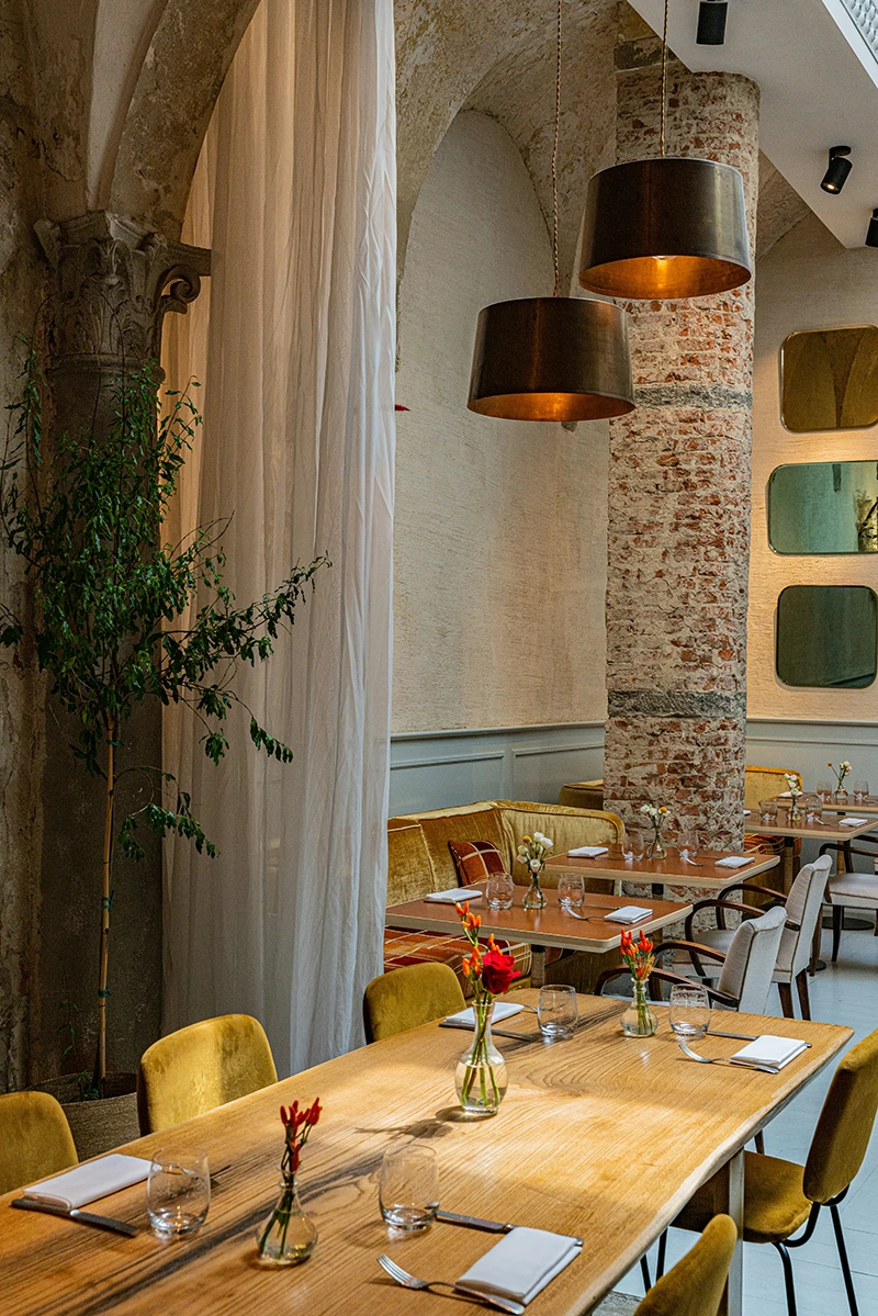 Banco, percorso e tavoli di un locale illuminati secondo il servizio - prima delle lampade viene il modello di servizio illuminazione ristorante bar lucecontrocorrente